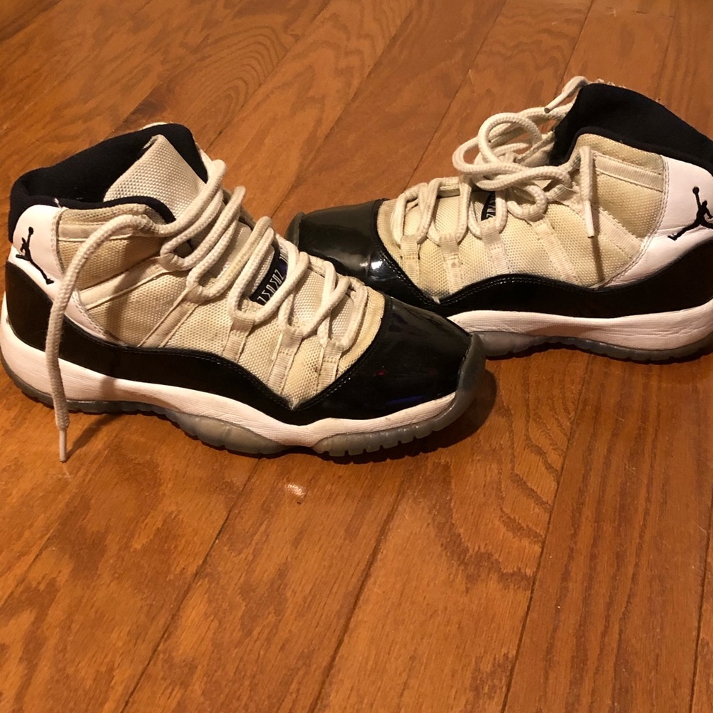 Jordan 11 concord size 7⚫️⚪️